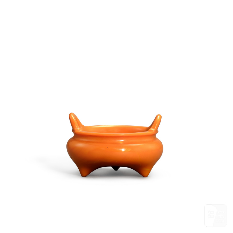 A realgar-imitation orange glass tripod incense burner, Mark and period of Jiaqing | 清嘉慶 仿雄黃料雙橋耳三足爐 《嘉慶年製》款 - 图2